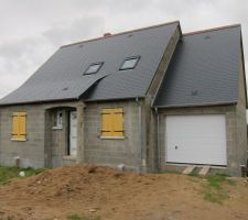 Maison hors d'air et hors d'eau.
La porte d'entrée est une porte provisoire, la finale sera bleue.