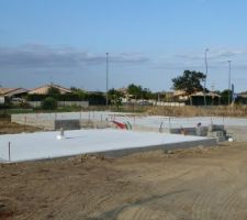 La dalle du garage au premier plan