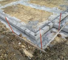 Mise en place des agglos pleins pour la r&eacute;alisation du vide sanitaire