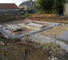 Les poutrelles pr&eacute;contraintes sont d&eacute;ja sur place