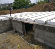 Les ma&ccedil;ons posent les poutrelles et entrevous polystyr&egrave;ne