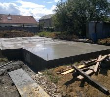 La dalle de compression coulée, il faut maintenant attendre la prise du béton pour poser les rangs d'agglos pour les élevations.