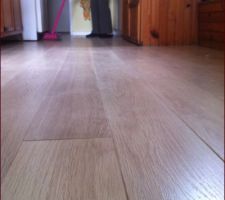 Voila notre parquet, c'est une quickstep chene vernis blanc 4 biseau passage intensif pour toute la maison sauf les salles d'eaux.