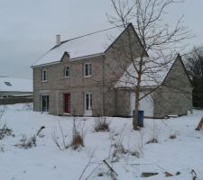 Vue de la maison sous la neige