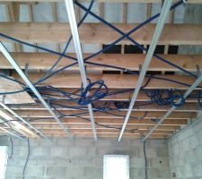 Mise en place des rails pour la réaliation du faux plafond de l'étage