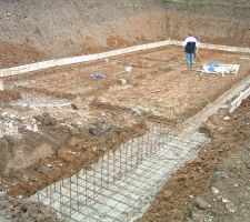 Armatures du mur de soutènement au premier plan