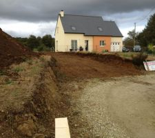 La maison que nous louons actuellement et la future entrée voiture...