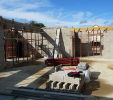 Pièce principale et garage au fond.