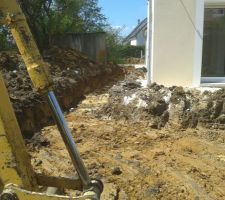 Terrassement autour de la maison pour l'enfouissement des capteurs de la géothermie