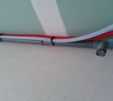 Modification de l'emplacement du lavabo de la Sdb du dessus donc mise en apparence des tuyauteries. Pas tr&egrave;s esthetique mais pas le choix.