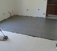 D&eacute;but de pose du carrelage de la cuisine