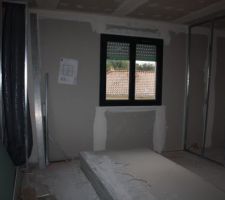 Chambre 1 parents avec dressing en cours à droite