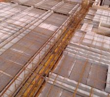 Dalle etage vu ferraillage sur poutre et reservation conduit chemin&eacute;e