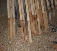 Fermes de charpente déposées sur le terrain sans calage