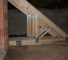 Ferme de charpente déposée sur le terrain