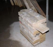 Bois de charpente (arrière plan) baignant dans l'eau
