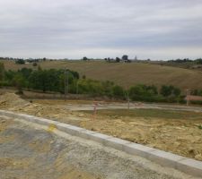 Am&eacute;nagements du lotissement en cours d'ach&egrave;vement, d&eacute;but octobre 2012. Notre terrain est sous le pyl&ocirc;ne &eacute;lectrique au fond !