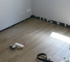 Pose du parquet en cours dans le bureau. C'est notre première fois et on est plutôt content de nous.