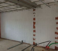Un enduit intérieur pour le mur qui jouxte le garage