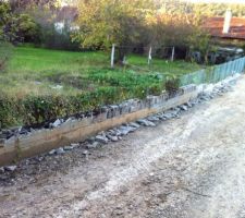 La rampe : les parpaings sont cassés pour faire juste un garde boue. Beaucoup plus discret et esthétique !!