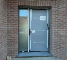 Pierre de Soignies sur la porte d'entrée