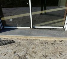 Pierre de Soignies sur la bais vitrée.