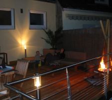 La terrasse au dessus de la piscine de nuit