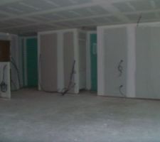 Entrée, accès toilette et chambre...