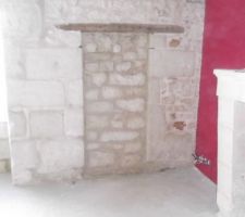 Toujours les joints,il y a du avoir une ouverture à une epoque,on a resorti toutes les pierres pour refaire les joints et ainsi donner du volume