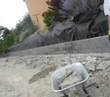 &Eacute;l&eacute;vation du mur de sout&egrave;nement...tr&egrave;s tr&egrave;s long pour une premi&egrave;re exp&eacute;rience de ma&ccedil;onnerie