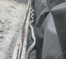 Drain, ferraille et parpaings &agrave; bancher remplis