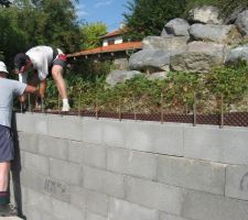 Le Delta MS est pos&eacute;. Il ne reste plus qu'&agrave; ajouter 34m de sable incompressible sur 1m40 de haut et 30 cm de large...tout &ccedil;a avec des seaux