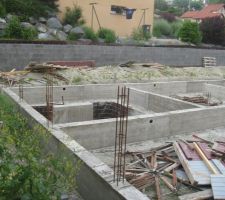 Vide sanitaire coul&eacute;, rien &agrave; signaler, pilier de la cave nickel. Murs de la cave "ECHEC" cuisant