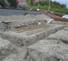 Les ferrailles sont doubl&eacute;es. La terre &eacute;tant argileuse et pleine de glaise on met les bouch&eacute;es double.
Selon l'architecte on a des fondations supportant un petit immeuble