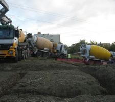Convoi exceptionnel de b&eacute;tonni&egrave;res.
Un joli total de 64m3, oui oui 64000 litres de b&eacute;ton dos&eacute; &agrave; 350