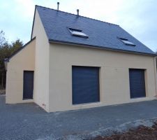 Volets roulants électriques fermés