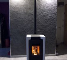 Nous avons mis 2 spot à LED de chaque côté du poêle afin de mettre en évidence le relief du mur "Comme le béton".