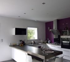 Spots LED installés au dessus du plan de travail qui fait la jonction entre la cuisine et sàm.