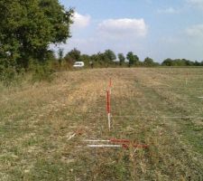 Pose des jalons pour d&eacute;limiter l'implantation de la maison.