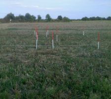 L&agrave;, on voit le balisage du cour d'eau qui passe sous le salon