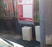Voici notre petite surprise au niveau viabilisation. Comme notre futur portail sera au même emplacement (voir plan), je ne vois comment nous pourions rentrer  notre voiture ?