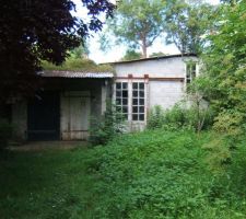 Le garage en parpaing et tôle ondulée, destiné à disparaitre en grande partie.
