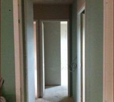 Couloir distribuant les pièces à l'étage et ouverture sur les combles (aménagement prévu ultérieurement)