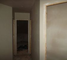 Les portes des 3 chambre et au premier plan des toilettes