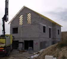 Les charpentiers ont attaqués jeudi matin.
pose de la charpente, des velux, des gouttières, bandes de rives en PVC.