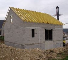 Les charpentiers ont attaqués jeudi matin.
pose de la charpente, des velux, des gouttières, bandes de rives en PVC.