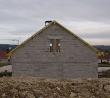 Les charpentiers ont attaqués jeudi matin.
pose de la charpente, des velux, des gouttières, bandes de rives en PVC.