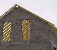 Les charpentiers ont attaqués jeudi matin.
pose de la charpente, des velux, des gouttières, bandes de rives en PVC.