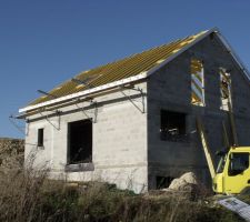 Les charpentiers ont attaqués jeudi matin.
pose de la charpente, des velux, des gouttières, bandes de rives en PVC.