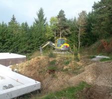 Location de la pelle de 9T pour enterrer tous mes drains...